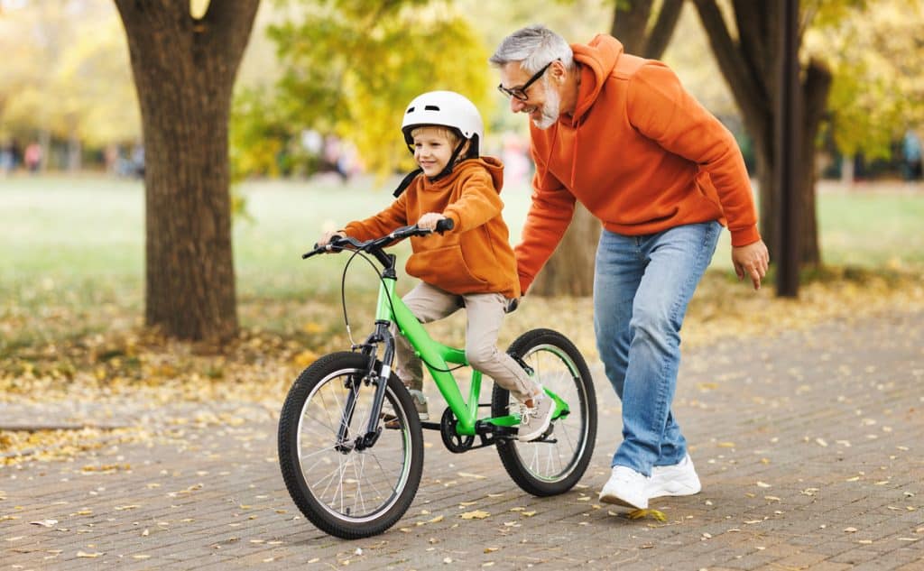 Vader die kind helpt met fietsen
